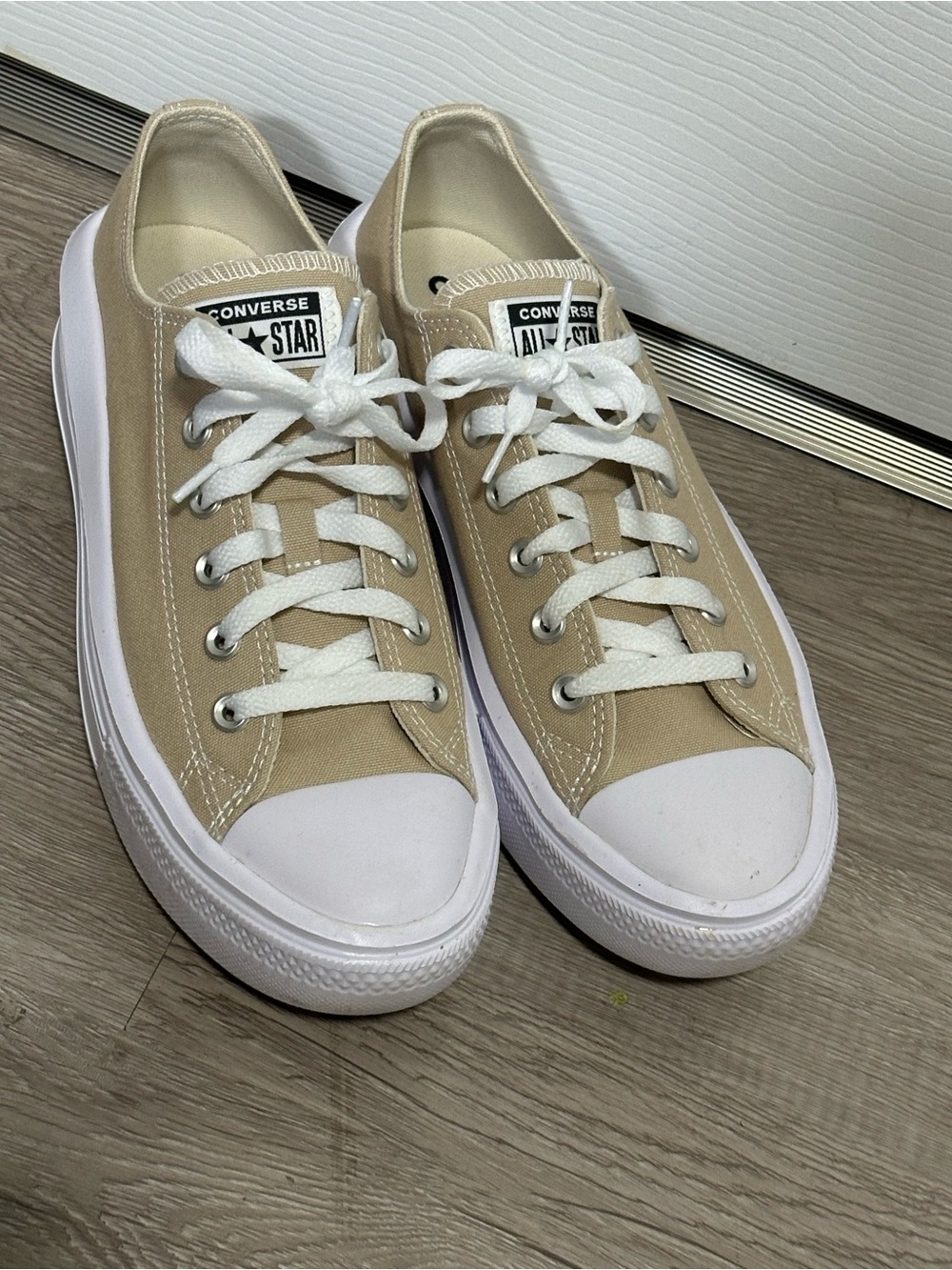 Converse Low Top Sneakers in Beige and White